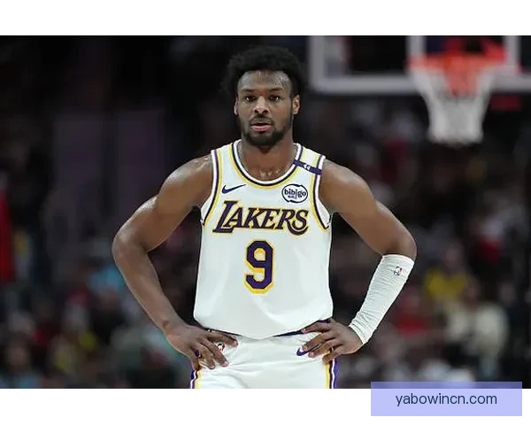 詹姆斯谈与布朗尼单挑时篮板碎裂：更专注高尔夫与国际象棋未来发展